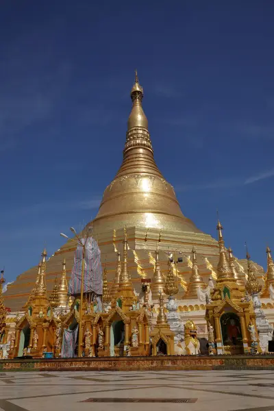 De gouden Shwedagon Pagoda van Rangoon in Myanmar — Stockfoto