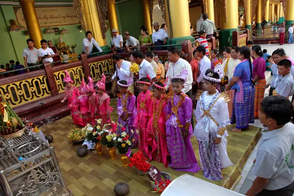 Buddhistisk ceremoni och bön för Buddha — Stockfoto