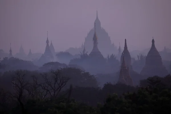 Los templos de Bagan en Myanmar al amanecer — Foto de Stock