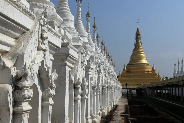 Boeddhistische tempels en pagodes van Mandalay in Myanmar — Stockfoto