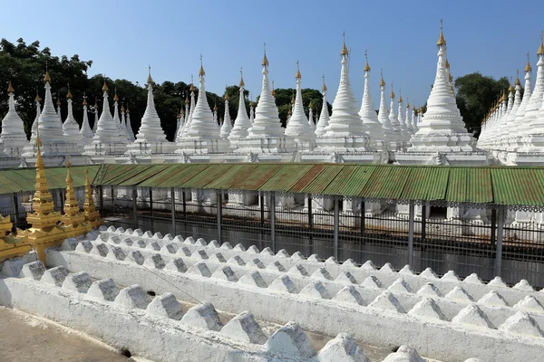 Buddhistiska tempel och pagoder i Mandalay i Burma — Stockfoto