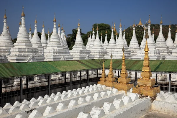 Boeddhistische tempels en pagodes van Mandalay in Myanmar — Stockfoto