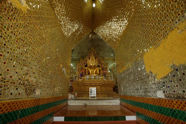 Buddhas och gudar statyer i Myanmar — Stockfoto