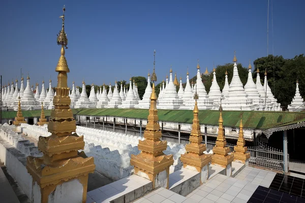 寺院とミャンマーのマンダレーの仏塔 — ストック写真
