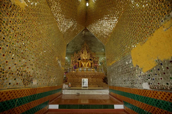 Buddhas och gudar statyer i Myanmar — Stockfoto