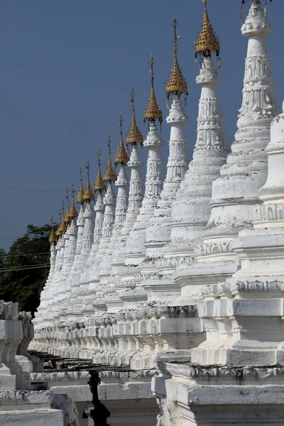 Buddyjskie świątynie i pagody z Mandalay w Myanmar — Zdjęcie stockowe