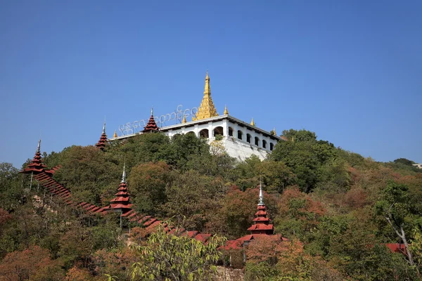 Buddhalaiset luostarit ja temppelit Mandaleyssä Myanmarissa — kuvapankkivalokuva