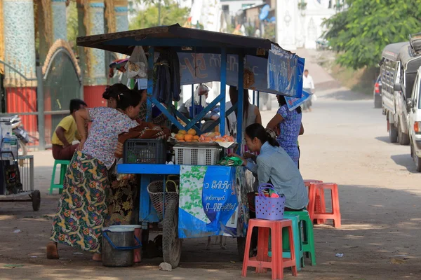 Myanmar, sokak mutfak 12 Aralık 2015 — Stok fotoğraf