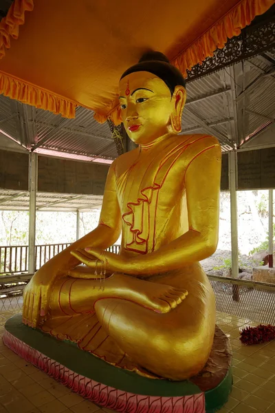 Buddhas och gudar statyer i Myanmar — Stockfoto
