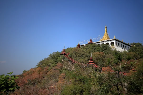 Boeddhistische kloosters en tempels in Mandaley in Myanmar — Stockfoto