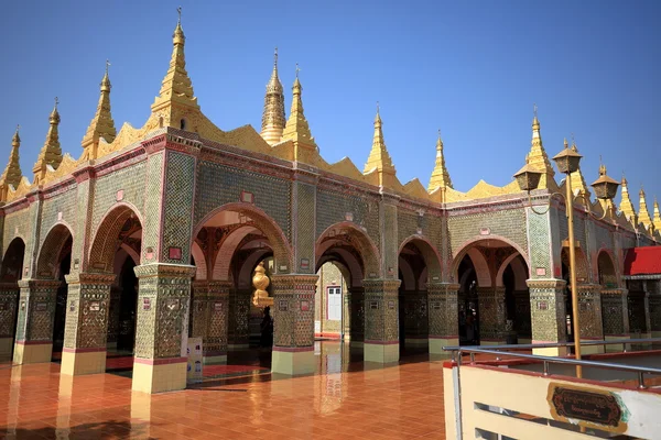 Vihara dan kuil Buddha di Mandaley, Myanmar — Stok Foto