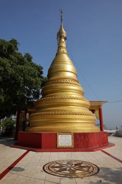 Monastères et temples bouddhistes à Mandaley au Myanmar — Photo