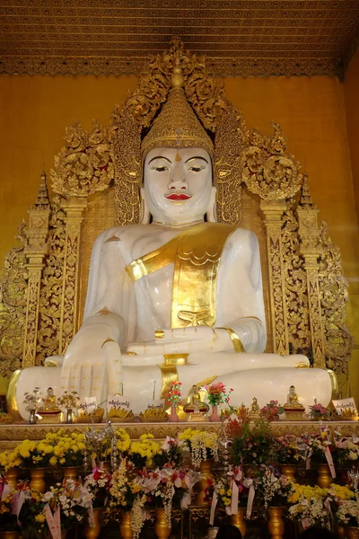 Buddhas och gudar statyer i Myanmar — Stockfoto