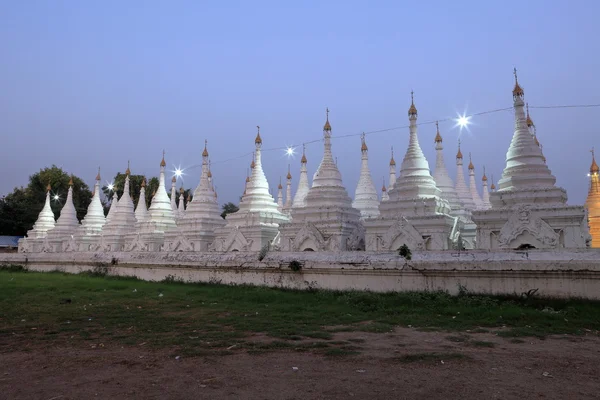 Tempels en pagodes in Mandalay nachts — Stockfoto