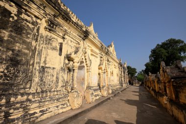 Ava Myanmar Budist tapınakları