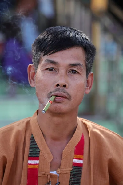 En Smoking Man i Myanmar — Stockfoto