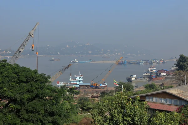 内河港口对缅甸的伊洛瓦底江 2015 12 月 13 日 — 图库照片
