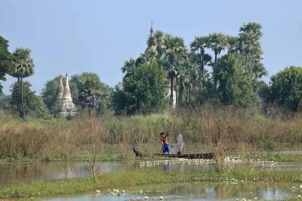 Vissen op de rivier de Irrawaddy in Myanmar, 13 December 2015 — Stockfoto