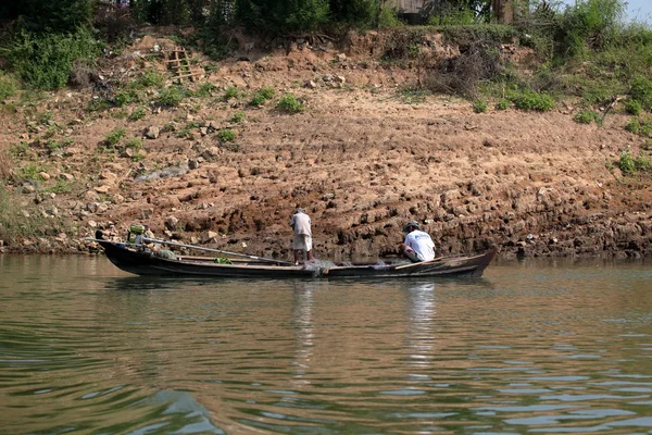 Рыбалка на реке Иравади в Мьянме, 13 декабря 2015 года — стоковое фото
