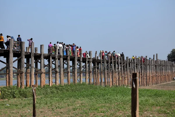 El puente U Bein en Mandalay en Myanmar — Foto de Stock