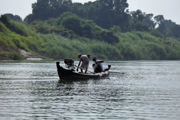 Pesca en el río Irrawaddy en Myanmar, 2015 diciembre 13 — Foto de Stock