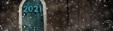 Mutlu yıllar 2021 kart tasarımı. Yeni yıla giriyoruz. Mutlu Noeller ve mutlu yıllar 2021. Parlak tatil illüstrasyonu. Tahta bir evde küçük ahşap bir kapı. Ağaçtaki sihirli kapı.