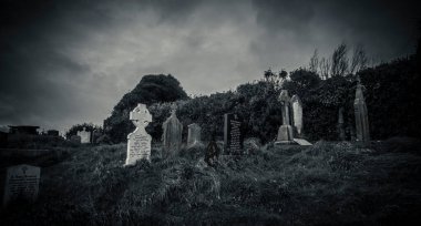 Ortaçağ kilise mezarlığındaki İrlanda Kelt Haçı. Eski ürkütücü mezarlık. Lanetli mezarlık. Ürkütücü bir yer. Eski mezarlar