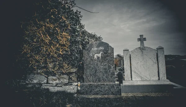 Ortaçağ Kilise Mezarlığındaki Rlanda Kelt Haçı Eski Ürkütücü Mezarlık Lanetli — Stok fotoğraf