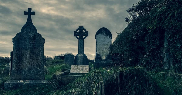 Ireland Celtic Cross Medieval Church Cemetery Old Spooky Cemetery Haunted — Stock Photo, Image