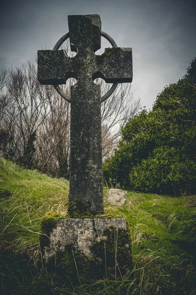 Ortaçağ Kilise Mezarlığındaki Rlanda Kelt Haçı Eski Ürkütücü Mezarlık Lanetli — Stok fotoğraf