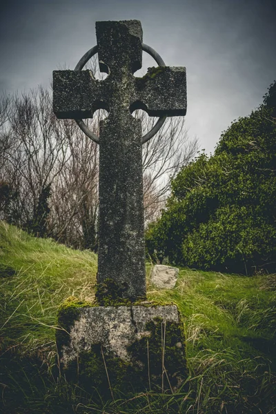 Irlandzki Celtycki Krzyż Średniowiecznym Cmentarzu Kościelnym Stary Straszny Cmentarz Nawiedzony — Zdjęcie stockowe