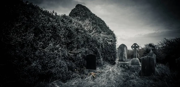 Ortaçağ Kilise Mezarlığındaki Rlanda Kelt Haçı Eski Ürkütücü Mezarlık Lanetli — Stok fotoğraf