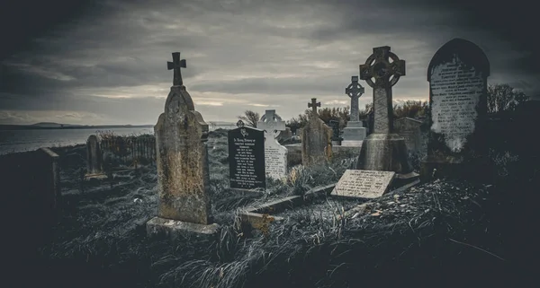 中世纪教堂墓地的爱尔兰大提琴十字架古老而恐怖的墓地 闹鬼的墓地可怕的地方 旧坟墓 — 图库照片