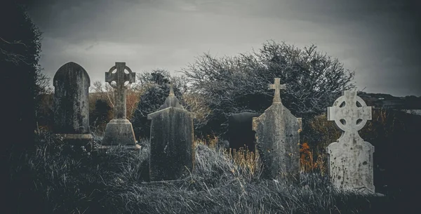 Ierland Keltische Kruis Middeleeuwse Kerkhof Oude Griezelige Begraafplaats Achtervolgd Kerkhof — Stockfoto