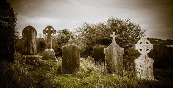 中世纪教堂墓地的爱尔兰大提琴十字架古老而恐怖的墓地 闹鬼的墓地可怕的地方 旧坟墓 — 图库照片