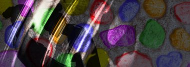 Gökkuşağı LGBTQ renkli doku. Tasarım için soyut arkaplan. LGBT renk bokeh şenlik arkaplanı. parlak tasarım için gökkuşağı renkli soyut grafik. Çıplak bir kadının silueti..