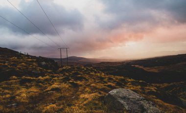 Yüksek voltaj direği, yüksek voltaj kulesi gökyüzü surnset arka plan
