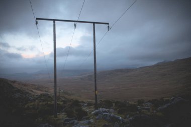 Yüksek voltaj direği, yüksek voltaj kulesi gökyüzü surnset arka plan