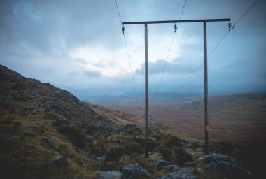 Yüksek voltaj direği, yüksek voltaj kulesi gökyüzü surnset arka plan