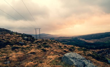 Yüksek voltaj direği, yüksek voltaj kulesi gökyüzü surnset arka plan