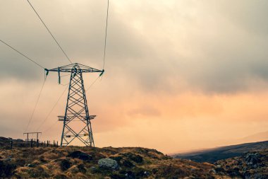 Yüksek voltaj direği, yüksek voltaj kulesi gökyüzü surnset arka plan