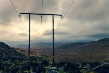 Yüksek voltaj direği, yüksek voltaj kulesi gökyüzü surnset arka plan