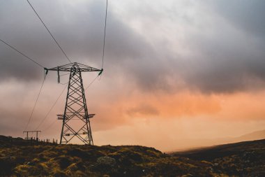Yüksek voltaj direği, yüksek voltaj kulesi gökyüzü surnset arka plan