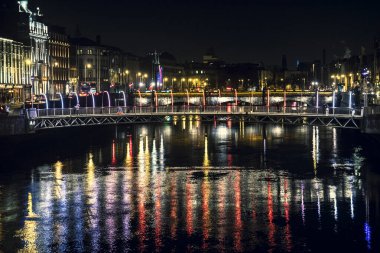 Dublin 'de gece, Millennium Köprüsü ve Yarım penny Köprüsü. Uzun Zamanlı Sokak Işıkları