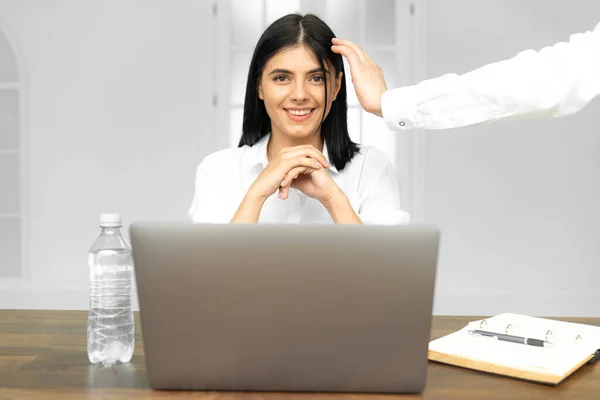 Disparo en la cabeza agradable joven feliz freelancer que trabaja en el ordenador en casa. Atractiva mujer de negocios que estudia en línea, utilizando software para computadora portátil, información de navegación web o compras en la tienda de Internet — Foto de Stock