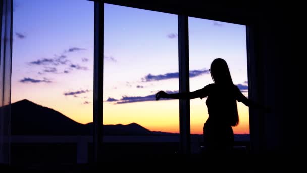 Gün Batımında Panoramik Pencere Altında Dans Eden Kadın — Stok video