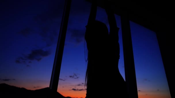 Vrouw Dansend Door Een Panoramisch Raam Bij Zonsondergang — Stockvideo