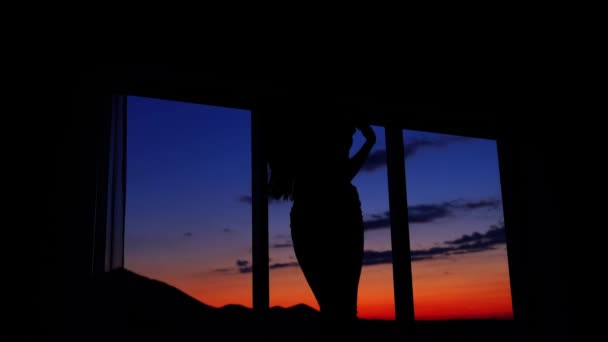 Танцующая Женщина Панорамного Окна Закате — стоковое видео