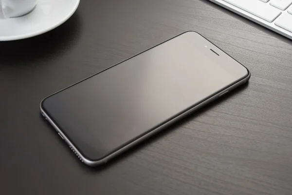 Smartphone auf einem dunklen Tisch — Stockfoto