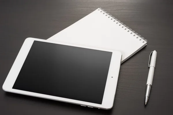 Digitales Tablet und Notizblock — Stockfoto